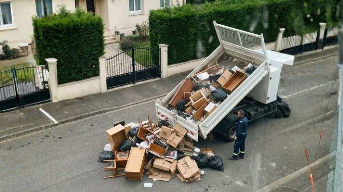 Exc&eacute;d&eacute; un propri&eacute;taire d&eacute;verses les d&eacute;chets laiss&eacute;s par ses anciens locataires devant leur nouveau domicile