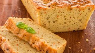 "Je fais ce flan proven&ccedil;al au thon une fois par semaine quand il fait chaud : c'est la recette parfaite pour le d&icirc;ner"