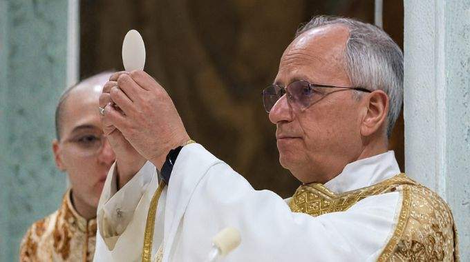 Les gens sont sous le choc apr&egrave;s avoir remarqu&eacute; un d&eacute;tail "surr&eacute;aliste" dans la tenue du pape L&eacute;on pendant la messe