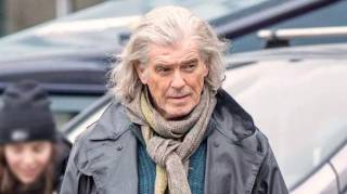 M&eacute;connaissable au premier coup d&rsquo;&oelig;il : un acteur l&eacute;gendaire surpris dans un rare moment immortalis&eacute; par les paparazzi