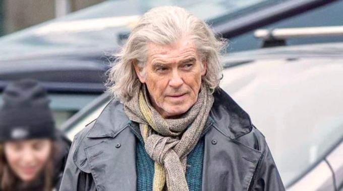 M&eacute;connaissable au premier coup d&rsquo;&oelig;il : un acteur l&eacute;gendaire surpris dans un rare moment immortalis&eacute; par les paparazzi
