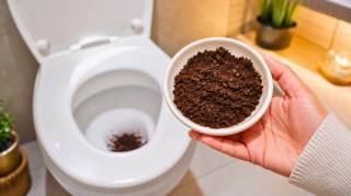 Mettre du marc de caf&eacute; dans les WC : tous ceux qui ont essay&eacute; cette astuce la font toutes les semaines