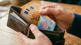Mon p&egrave;re gardait des billets pli&eacute;s dans son portefeuille : j&rsquo;ai longtemps ri avant de comprendre pourquoi il avait raison
