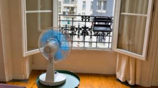 Pourquoi mettre le ventilateur face &agrave; la fen&ecirc;tre  L'astuce qui change la vie pendant la canicule