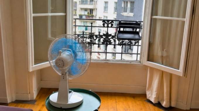 Pourquoi mettre le ventilateur face &agrave; la fen&ecirc;tre ? L'astuce qui change la vie pendant la canicule