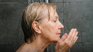 Apr&egrave;s 65 ans se doucher tous les jours ab&icirc;me votre peau Voici la fr&eacute;quence id&eacute;ale pour rester en bonne sant&eacute;
