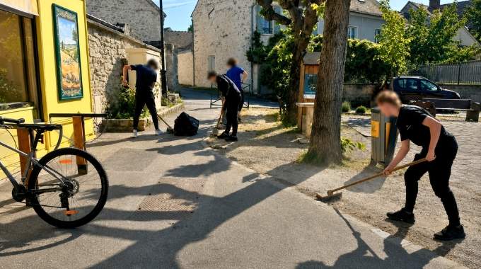 Apr&egrave;s une soir&eacute;e des adolescents retrouvent un parc jonch&eacute; de d&eacute;chets et sont oblig&eacute;s par la mairie de tout ramasser