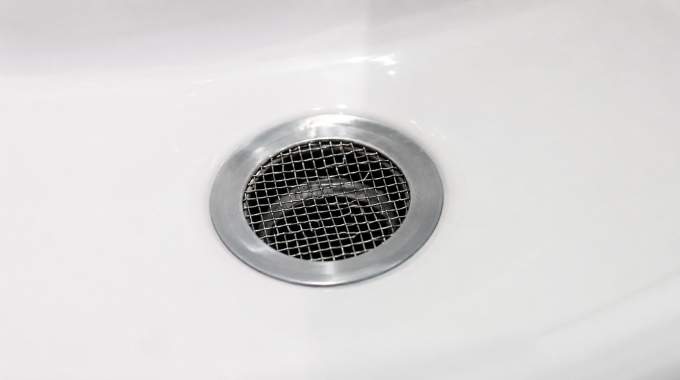 Canalisations bouch&eacute;es ? Utilisez une grille sur le trou de l'&eacute;vier