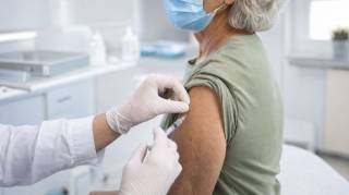 Ce vaccin test&eacute; sur des personnes de 70 ans ralentirait le vieillissement biologique de plusieurs ann&eacute;es selon cette &eacute;tude