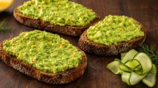 Encore meilleur que l'avocat : ce guacamole de courgettes sans avocat va marquer les esprits &agrave; l'heure de l'ap&eacute;ro