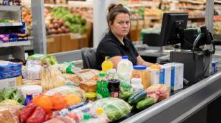 "Je perds un temps monstre": les caissi&egrave;res ne supportent plus cette habitude des clients avec le tapis de courses