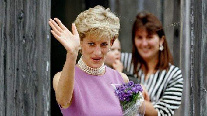 Les derniers mots de la princesse Diana, r&eacute;v&eacute;l&eacute;s par le pompier qui lui a port&eacute; secours, sont bouveversants