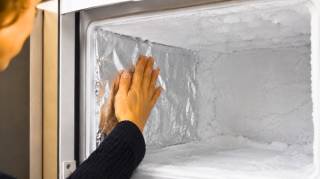 Adieu le givre dans le cong&eacute;lateur en 1 minute avec la technique du papier alu - &ccedil;a fait de vraies &eacute;conomies
