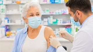 Ce vaccin contre une infection mortelle est enfin rembours&eacute; pour les plus de 65 ans (et ce n'est pas contre la grippe)