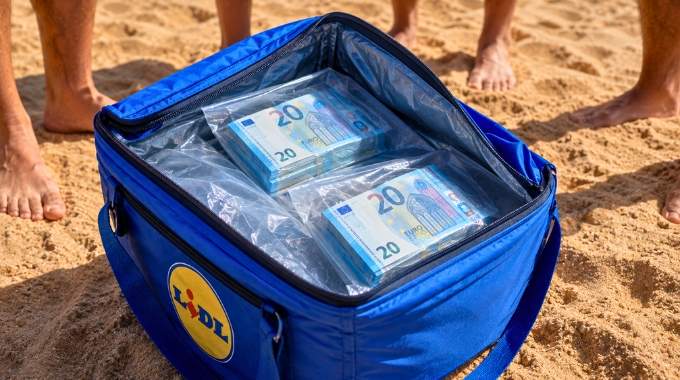 Des sacs Lidl contenant pr&egrave;s de 700 000 euros retrouv&eacute;s par des vacanciers sur une plage de Sicile