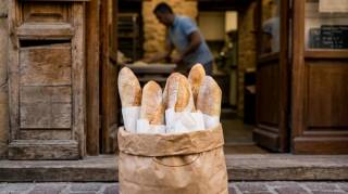 Du pain gratuit pour tous chaque soir devant la boutique : le geste solidaire de ces boulangers