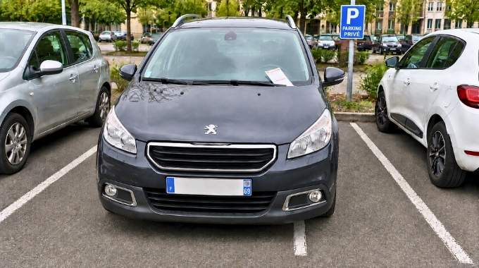 Elle d&eacute;passe de 5 cm sur un parking et re&ccedil;oit 116&euro; d'amende : "J'ai cru &agrave; une blague"