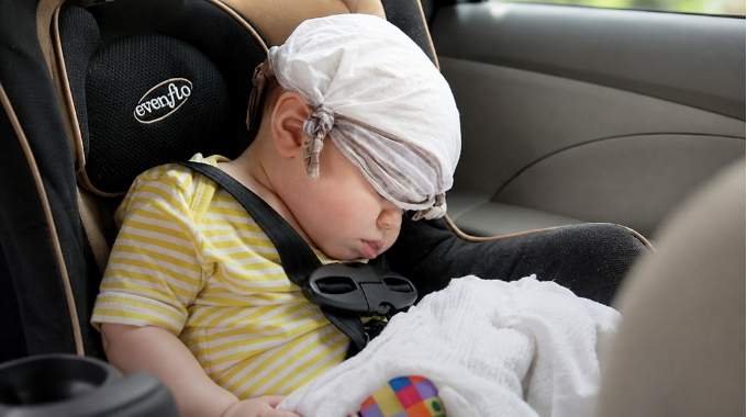 En pleine canicule, ils abandonnent leurs 6 enfants dans une voiture br&ucirc;lante et la raison choque les internautes