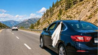 Le drap blanc &agrave; la fen&ecirc;tre d'une voiture sur la route : sa signification et son importance
