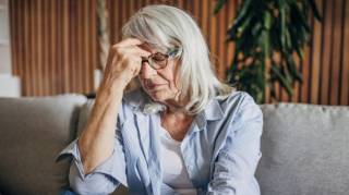 "Ni emploi ni retraite" : en France 1 femme sur 3 de 50 ans et plus ne &agrave; trouve pas d'emploi et se retrouve sans ressources