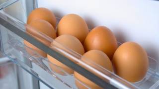 Non le range &oelig;uf de votre frigo ne sert pas &agrave; stocker vos &oelig;ufs frais et voici son utilit&eacute; en r&eacute;alit&eacute;