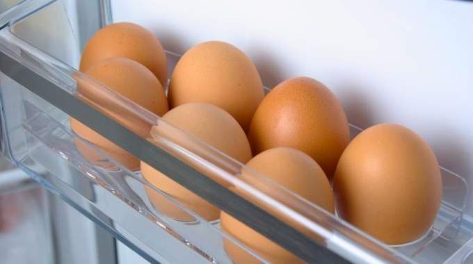 Non, le range &oelig;uf de votre frigo ne sert pas &agrave; stocker vos &oelig;ufs frais et voici son utilit&eacute; en r&eacute;alit&eacute; 