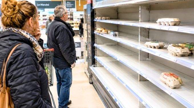P&eacute;nurie d'&oelig;ufs : pourquoi les rayons se vident en France ?