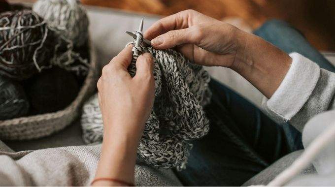 Tricot-th&eacute;rapie : ce que 20 minutes d'aiguilles par jour font &agrave; votre cerveau apr&egrave;s 60 ans