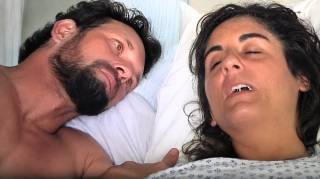 Un homme fait ses adieux &agrave; sa femme et d&eacute;branche l'assistance respiratoire - elle prononce 5 mots qui le font s'&eacute;vanouir