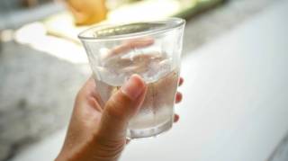 Un m&eacute;decin explique pourquoi boire de l'eau glac&eacute;e en p&eacute;riode de forte chaleur n'est pas une bonne id&eacute;e