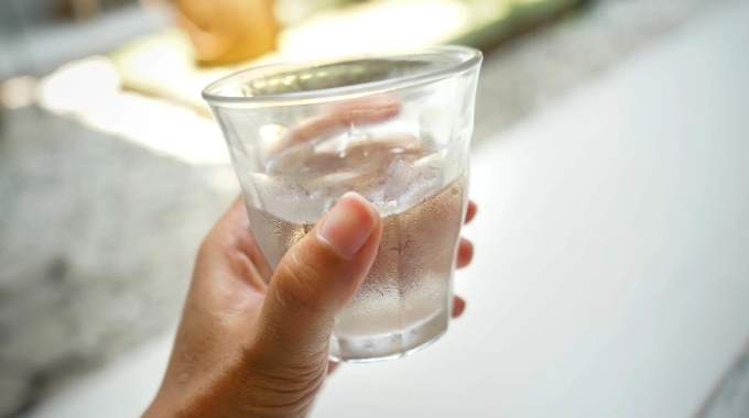 Un m&eacute;decin explique pourquoi boire de l'eau glac&eacute;e en p&eacute;riode de forte chaleur n'est pas une bonne id&eacute;e