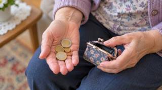 &Agrave; 70 ans une retrait&eacute;e devient SDF &agrave; cause de sa petite pension et reprend un travail de vendeuse pour payer ses factures
