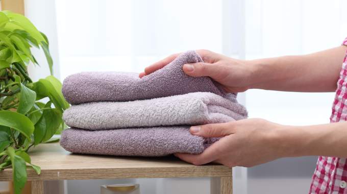 Adieu aux serviettes r&ecirc;ches : voici l'astuce de grand-m&egrave;re pour rendre votre linge aussi doux et moelleux qu'au premier jour