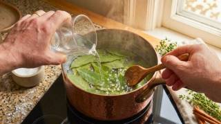 Faire bouillir des feuilles de laurier avec un demi verre de vinaigre blanc : &agrave; quoi &ccedil;a sert et pourquoi c'est recommand&eacute;