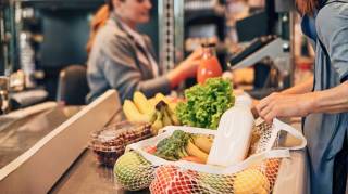 "Il faut arr&ecirc;ter s'il vous pla&icirc;t" : cette habitude des clients avec leurs sacs agace de plus en plus les caissi&egrave;res