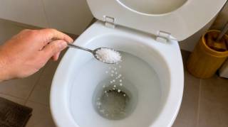 Je n&rsquo;ach&egrave;te plus de produits WC chimiques : le sel la nuit est devenu mon meilleur r&eacute;flexe pour mes toilettes