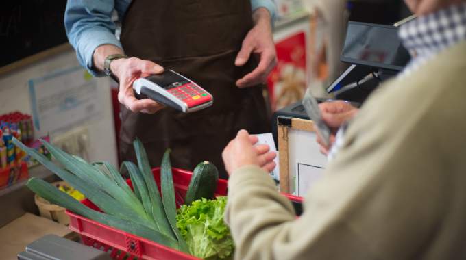 Les experts financiers sont unanimes : n'utilisez pas votre carte de cr&eacute;dit pour payer vos courses au supermarch&eacute;