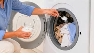 Mettre du bicarbonate de soude dans le tambour de la machine &agrave; laver &agrave; quoi &ccedil;a sert et pourquoi c'est recommand&eacute;