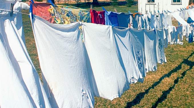 Pourquoi est-il recommand&eacute; de tremper son linge dans du vinaigre blanc&thinsp;? 