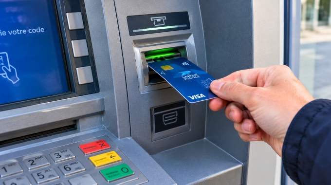 Arnaque au billet magique : ces 2 jours de la semaine o&ugrave; il ne faut surtout pas retirer d'argent au distributeur