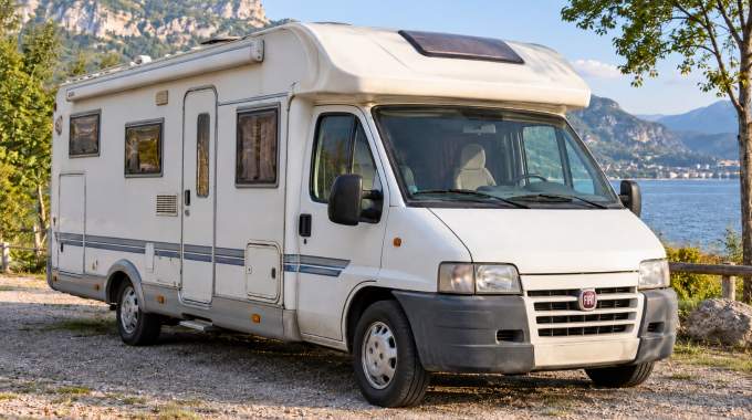 Ils achètent un camping-car d'occasion et le rénovent à la main pour y passer leur retraite