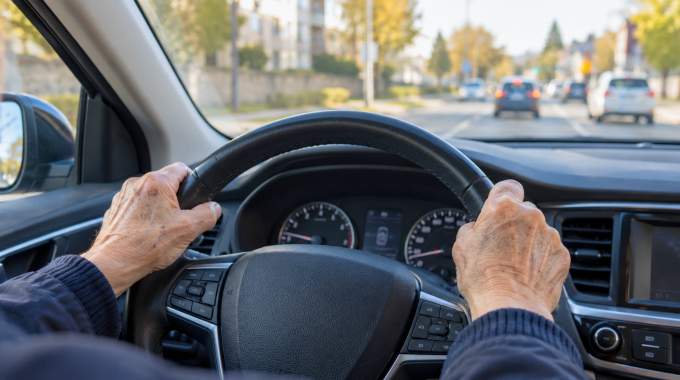 Ni 70 ans ni 80 ans: bient&ocirc;t une nouvelle loi pour interdire la conduite apr&egrave;s un certain &acirc;ge en France