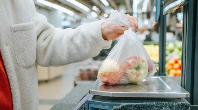 Peser ses fruits au supermarch&eacute; : l'astuce d'une caissi&egrave;re pour payer moins cher