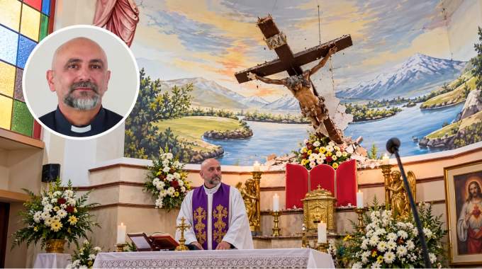 Un pr&ecirc;tre meurt &eacute;cras&eacute; par une croix qui tombe sur lui en pleine messe