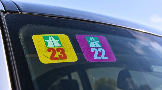Vignette auto obligatoire : &agrave; partir de mai 2027, ce bout de papier devra appara&icirc;tre sur votre pare-brise 