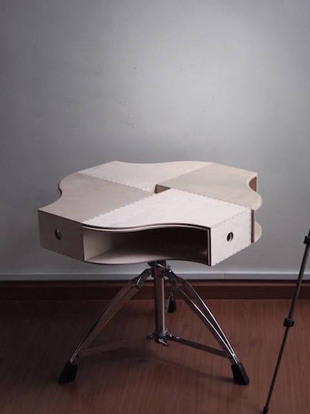 des porte-revues forment une table basse