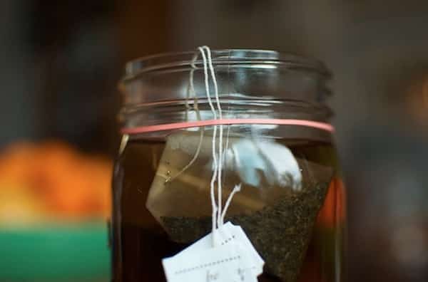 fixer sachet de thé sur la tasse