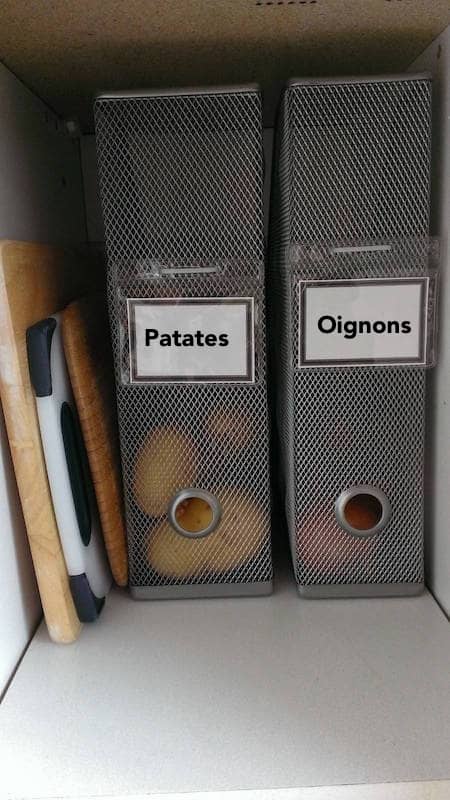 des pommes de terre et des oignons rangés dans des portes revues