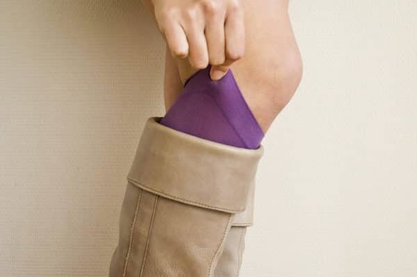 Mettre des chaussettes dans ses bottes pour les élargir