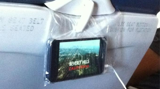 L'Astuce Pour Regarder Tranquillement un Film sur son Smartphone en Avion.